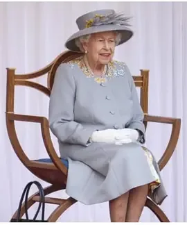 伊丽莎白女王二世与英国首相谁厉害